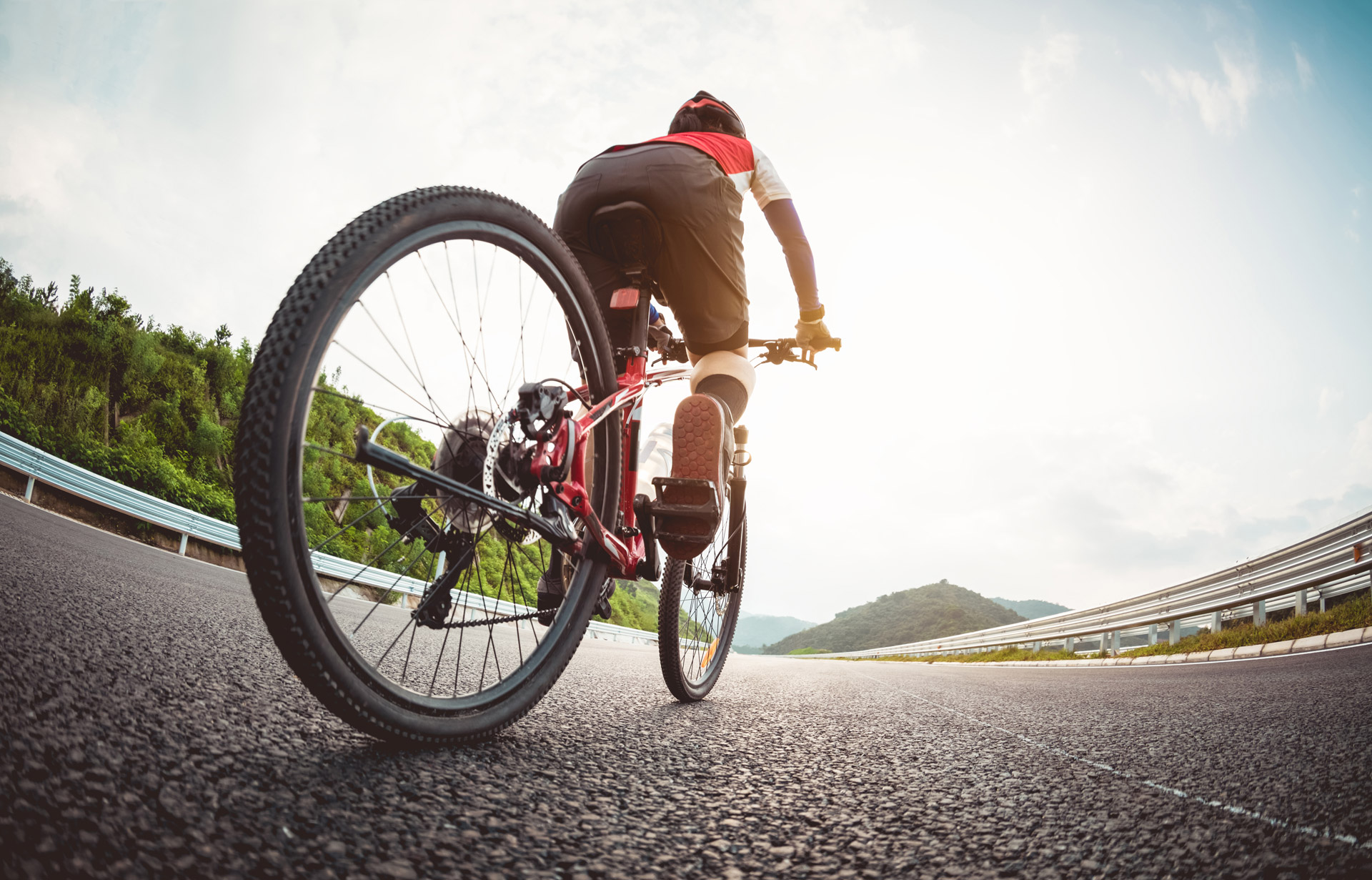 Pedalare lungo il mare e respirare aria sana